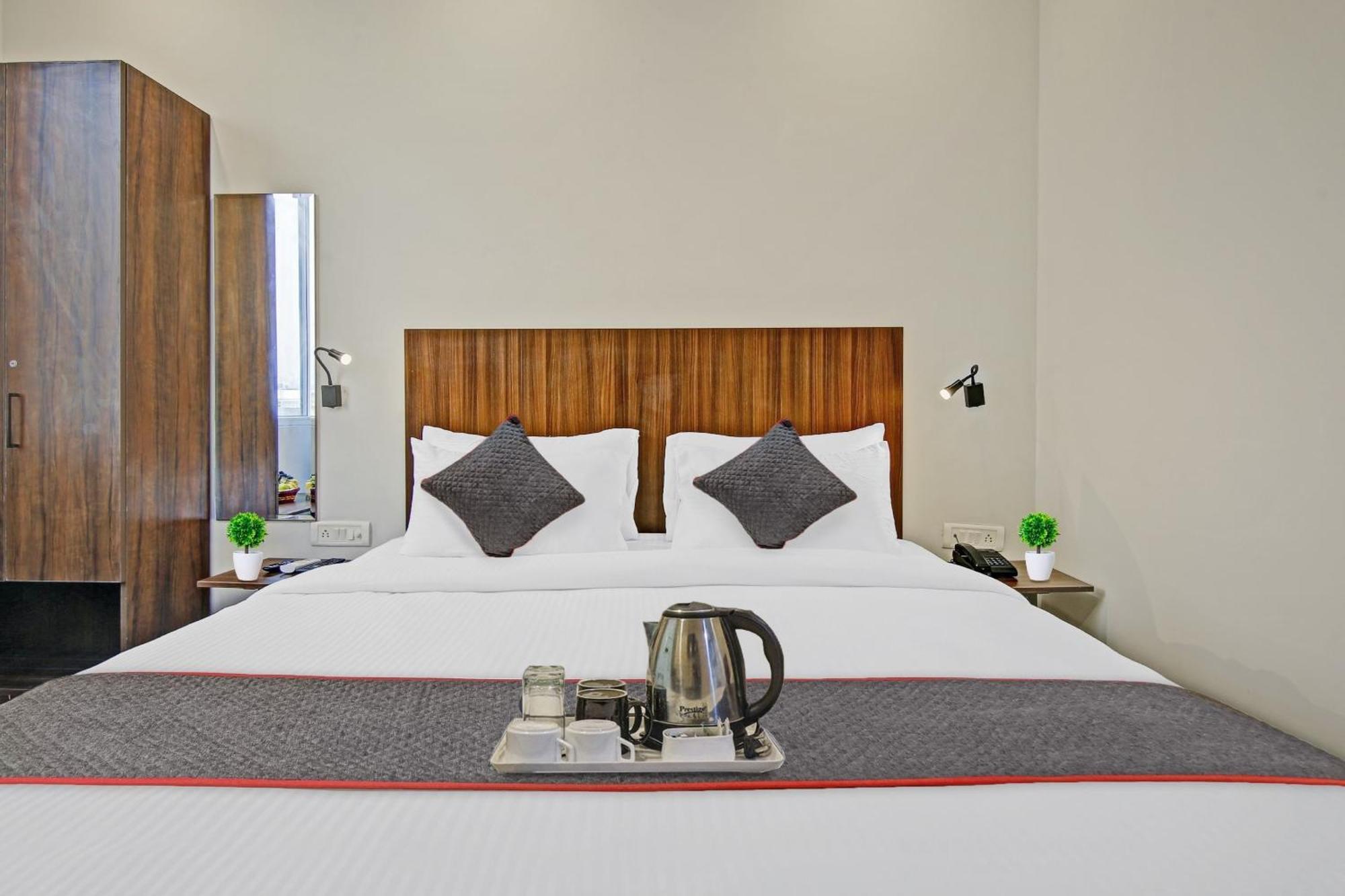 Townhouse Golden Frame Hotel Gáziábád Kültér fotó