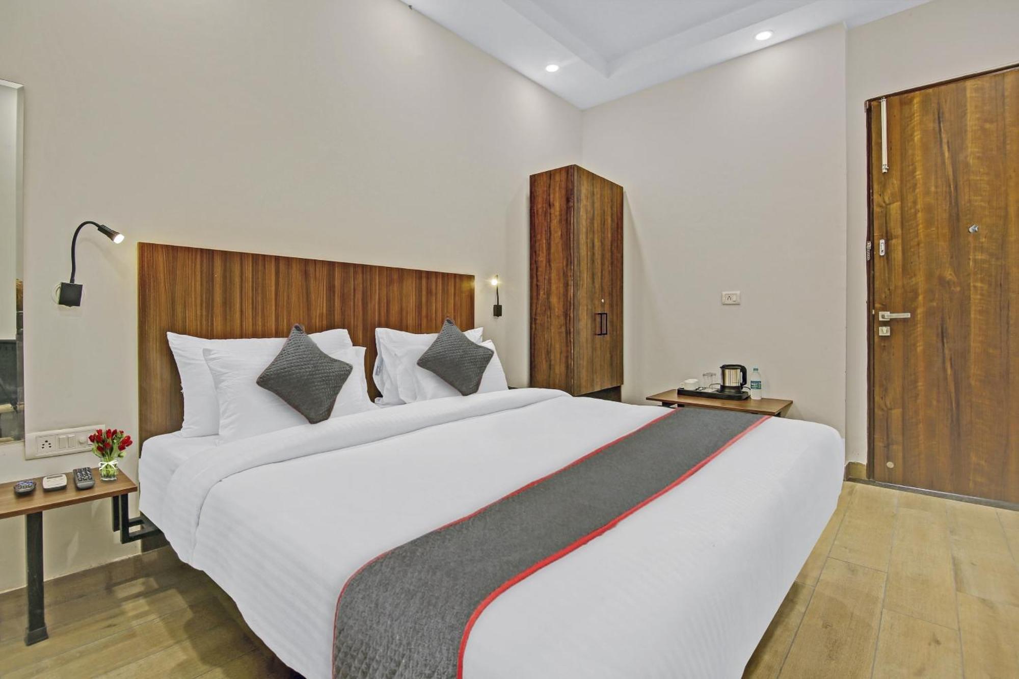 Townhouse Golden Frame Hotel Gáziábád Kültér fotó